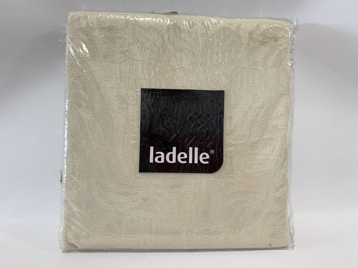 Ladelle Regal Jacquard Tablecloth 150 x 255cm Cream 8 - 10 Seats. image 0