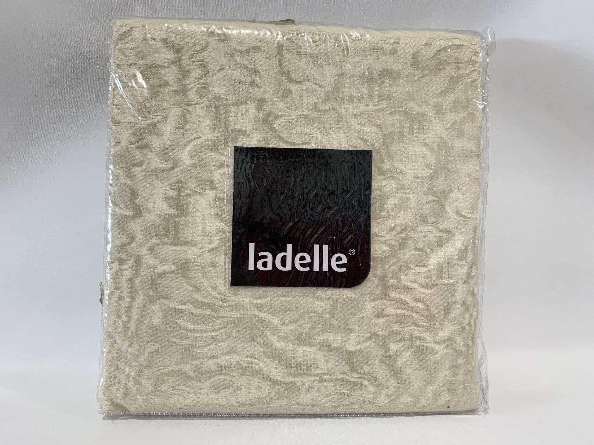 Ladelle Regal Jacquard Tablecloth 150 x 255cm Cream 8 - 10 Seats. image 0